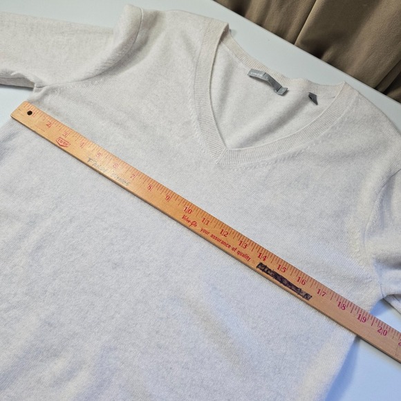 Vince Womens Cashmere Sweater Size XS Cream‎ V Neck Pullover Minimalist Luxe - Picture 13 of 16